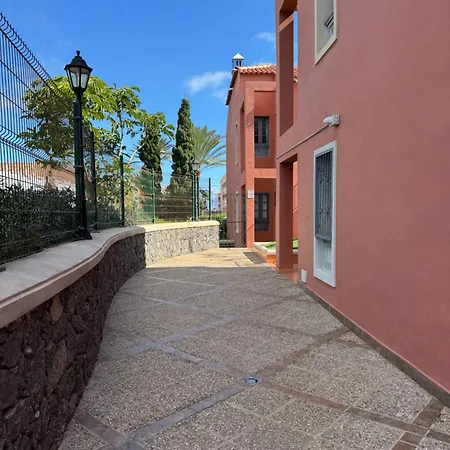 Island Breeze Tenerife * طوستا ديل سيلونثيو